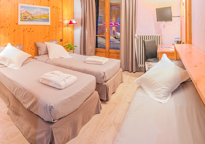 Chambre 3 personnes Grand lit + lit simple - Hôtel Alpazur 3* - Val Cenis Lanslebourg