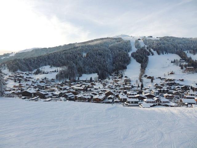 Appartement skis aux pieds avec piscine, rénové et confortable FR-1-598-18 - Les Gets