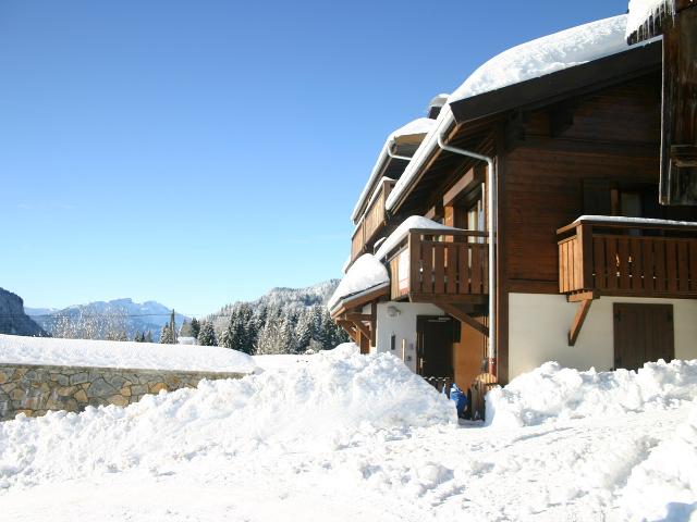 Apt avec Poêle à bois, grande terrasse privative dominant la vallée, navettes ski - Les Gets