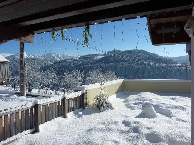 Apt avec Poêle à bois, grande terrasse privative dominant la vallée, navettes ski - Les Gets