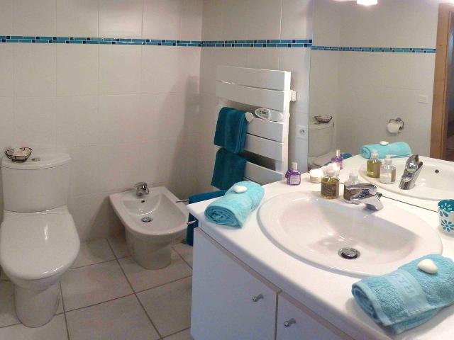 Apt avec Poêle à bois, grande terrasse privative dominant la vallée, navettes ski - Les Gets