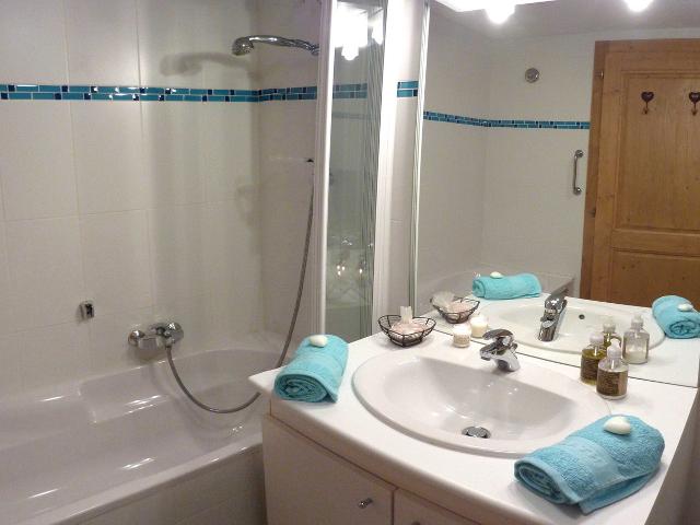 Apt avec Poêle à bois, grande terrasse privative dominant la vallée, navettes ski - Les Gets