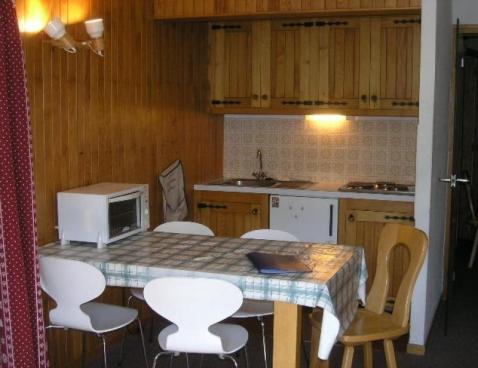 POLSET - EN GARNET/281 - Méribel Centre 1600 