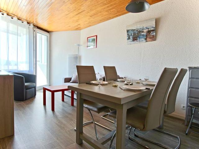 Très beau studio cabine 4 personnes entièrement rénové exposé plein SUD avec vue sur pistes.