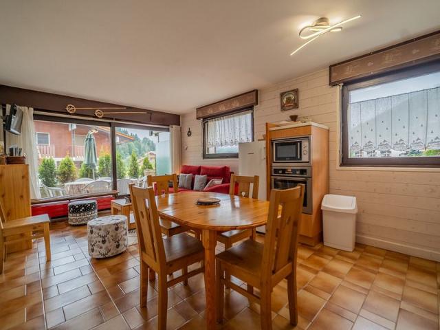 Studio cabine, terrasse, centre village, place de parking