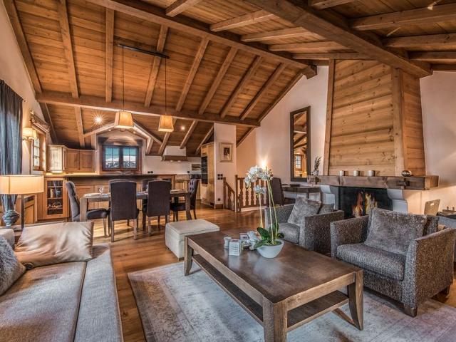 Duplex idéalement situé avec cheminée à Courchevel