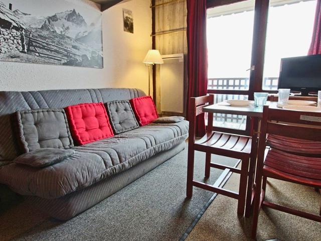 Ce studio 3/4 personnes avec cuisine rénovée vous offre une vue magnifique du 12ème étage. La place