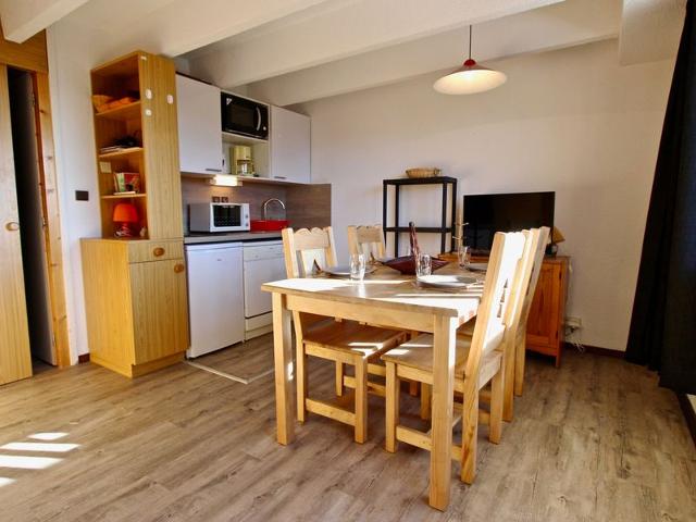 Studio cabine 4 personnes avec coin montagne séparé du séjour. Place de parking couvert et belle vue